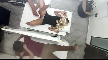 Erotic Massage on the Body of the Super-sexy Wife next to her Spouse in the Couples Massage Parlor It was Recorded How the Wife is Manipulated by the Doctor and Then Plowed next to her Spouse NTR